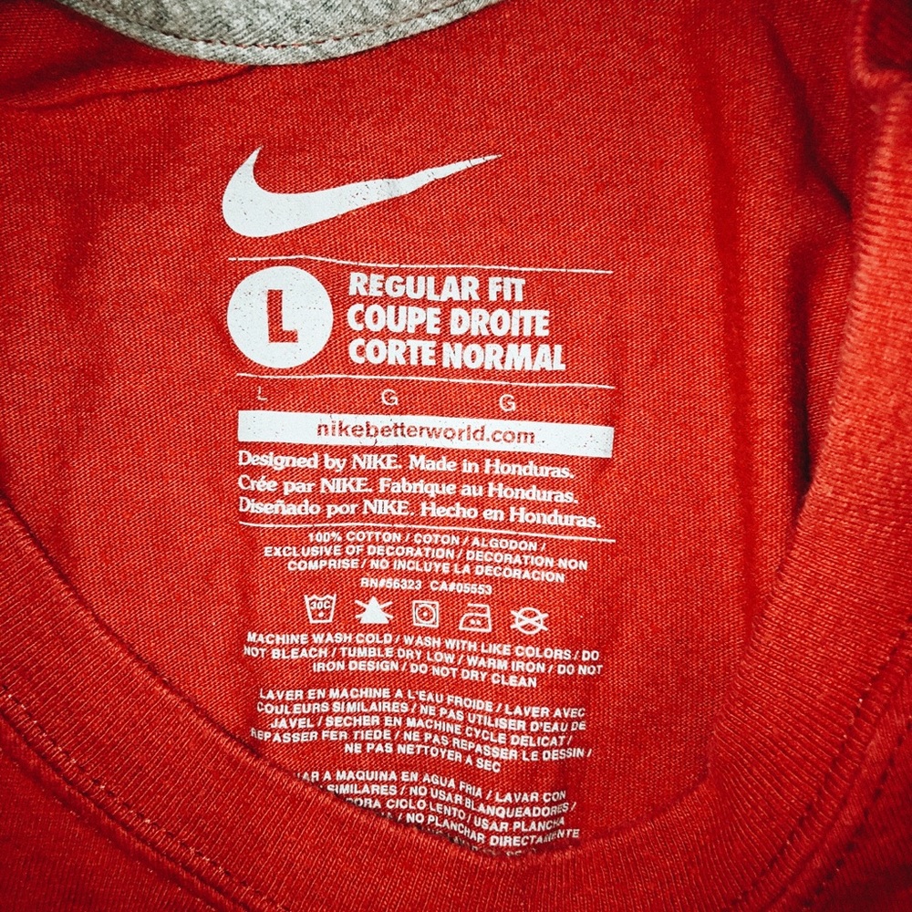 2 Nike shirts, 1 pair of Nike short - Picture 6 of 8